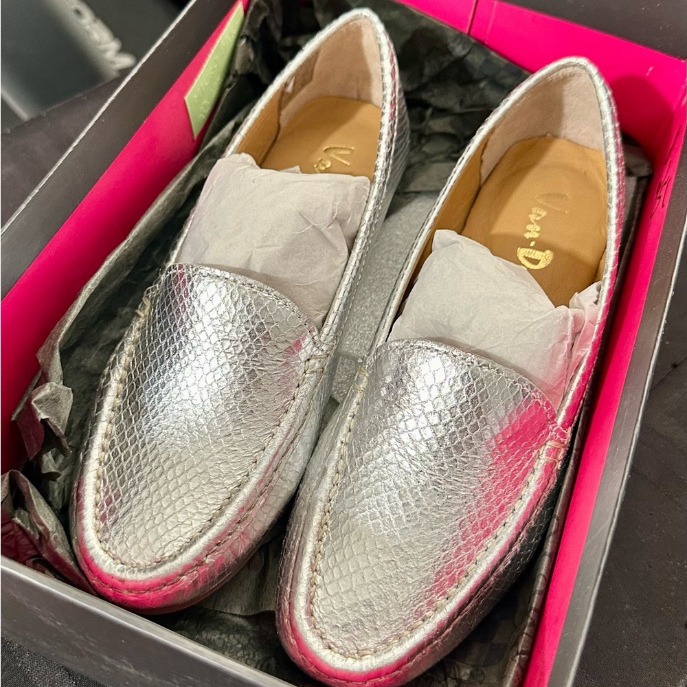 Ladies Silver VAN-DAL Slip on Loafers/Flats. NEW IN BOX - Sz 5.5